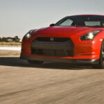 Acabamos de perderlo: 2010 Nissan GT-R pierde control de lanzamiento
Título original: Despidiéndonos del control: Nissan GT-R 2010 pierde su función de lanzamiento.